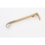 Good quality gold (14ct) brooch in the form of a hunting whip, with textured handle, 5.