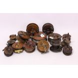 Large quantity of vintage wooden fishing reels of various types - including Star-back and