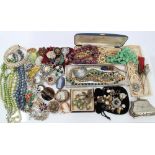 Vintage costume jewellery - including two cameo brooches, agate brooch,