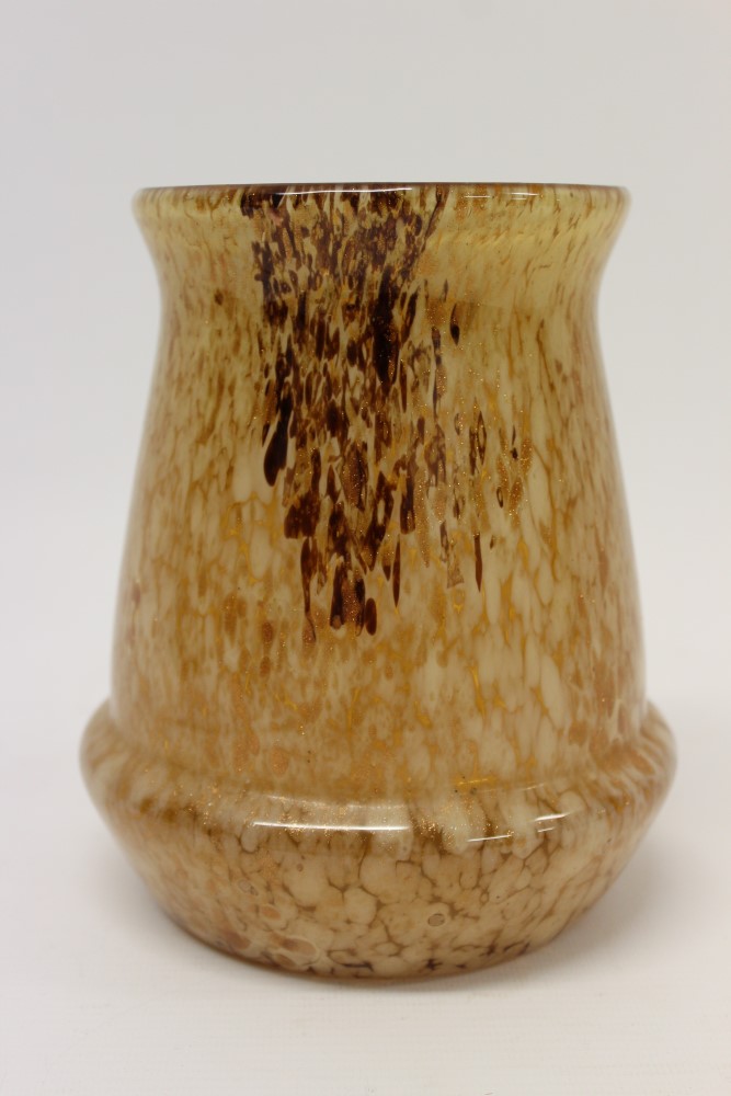 Good quality Scottish art glass vase with gold aventurine fleck decoration, possibly Monart, 17. - Image 2 of 3