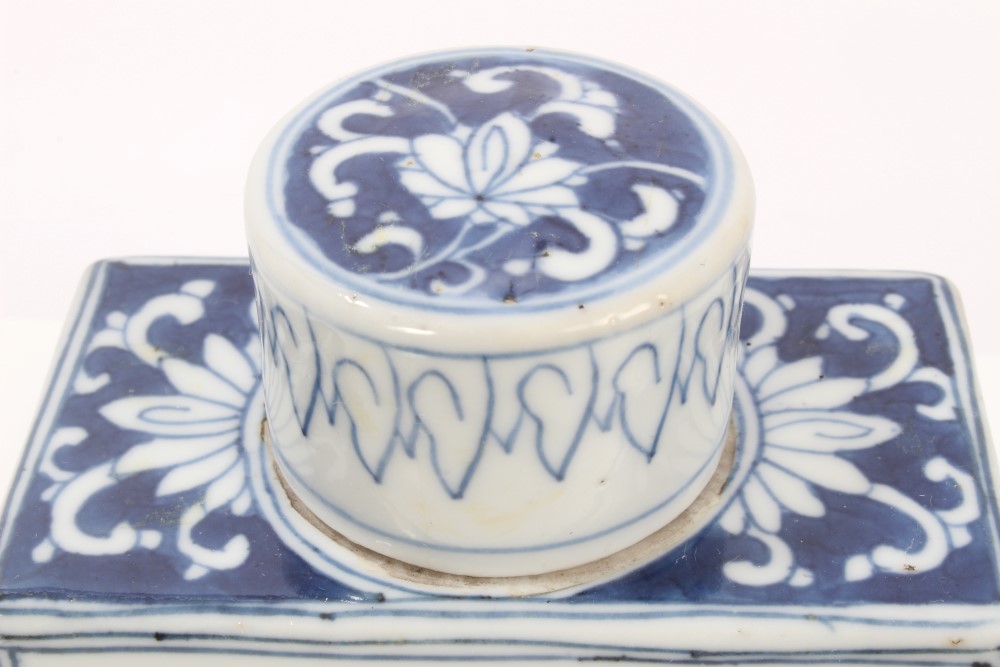 18th century Chinese blue and white tea caddy and cover of rectangular form, on bracket feet, - Image 5 of 11