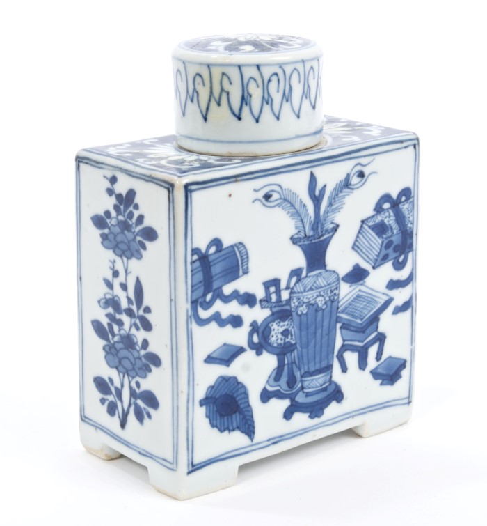 18th century Chinese blue and white tea caddy and cover of rectangular form, on bracket feet, - Image 2 of 11