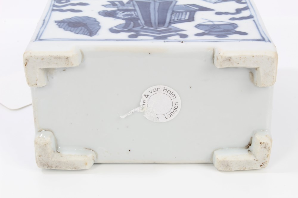 18th century Chinese blue and white tea caddy and cover of rectangular form, on bracket feet, - Image 11 of 11