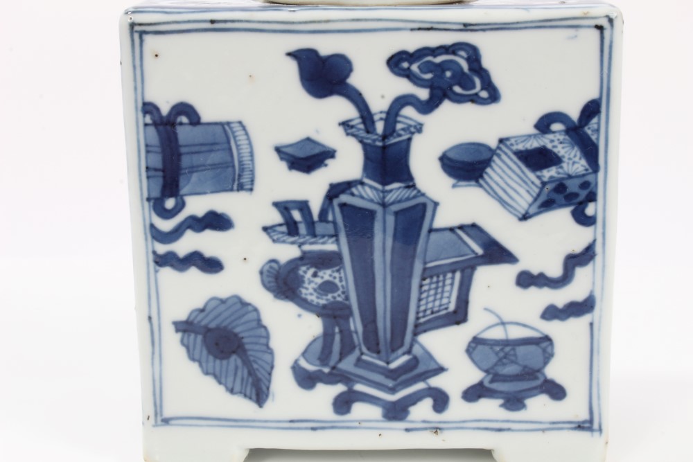 18th century Chinese blue and white tea caddy and cover of rectangular form, on bracket feet, - Image 4 of 11