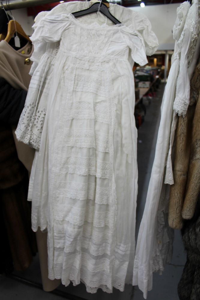 Edwardian baby and small children's clothing - white cotton and lawn items with lace, pintucks, - Image 5 of 6