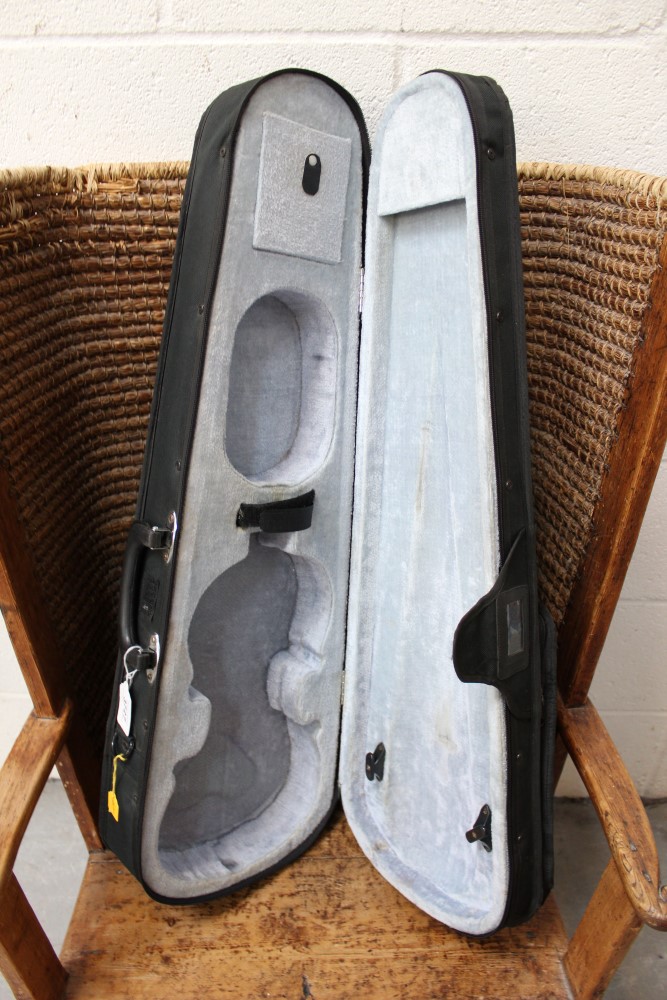 Modern fitted three-quarter violin case