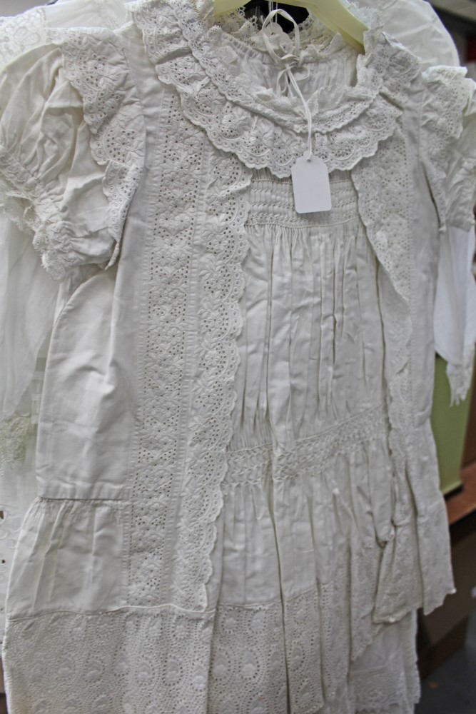 Edwardian baby and small children's clothing - white cotton and lawn items with lace, pintucks, - Image 2 of 6