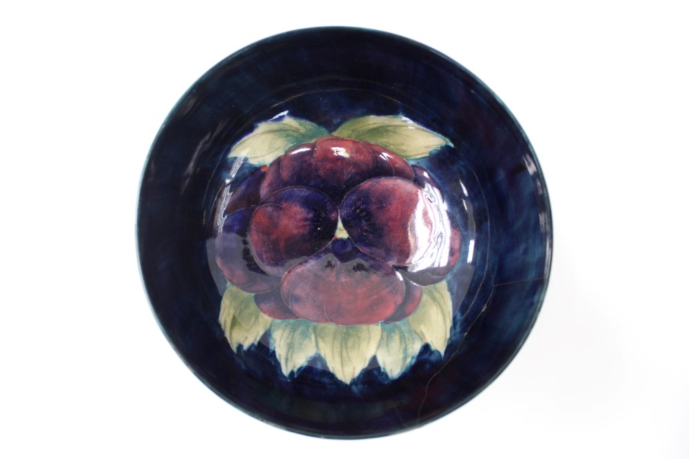 Moorcroft pottery circular dish decorated in the Pansy pattern, - Bild 3 aus 5