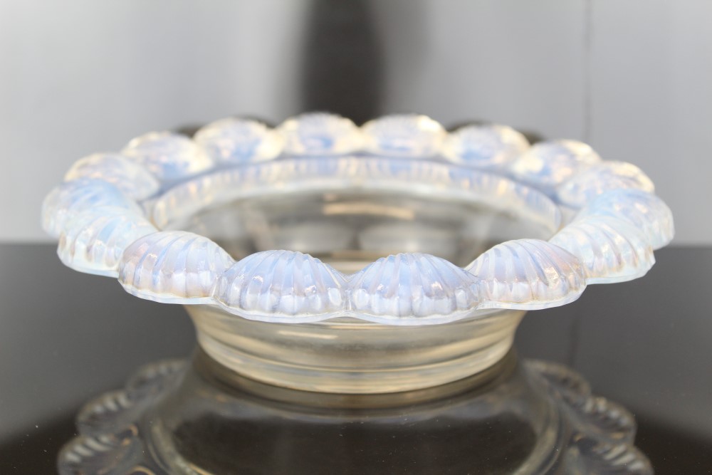 Lalique opalescent glass bowl with moulded scallop shell rim, etched signature to base - Lalique,