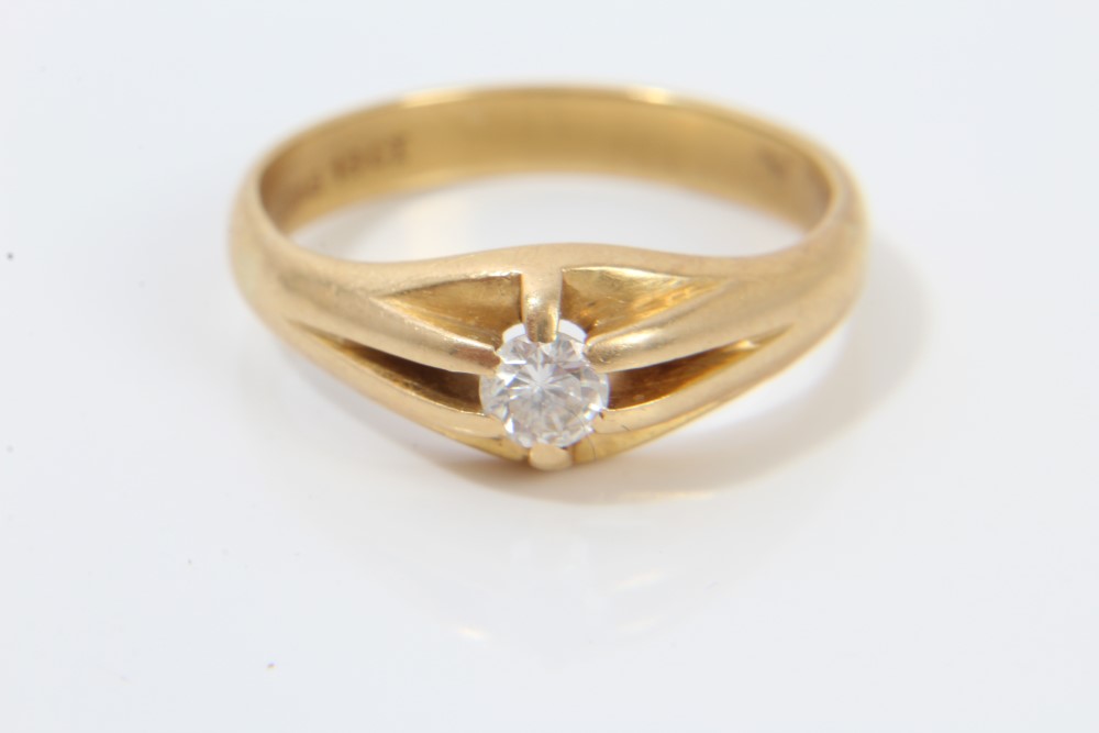 Gentlemen's diamond signet ring with a brilliant cut diamond estimated to weigh approximately 0.