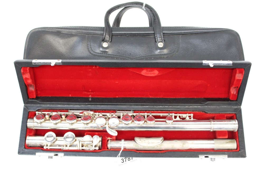 Pearl silvered flute model PF-501E, cased,
