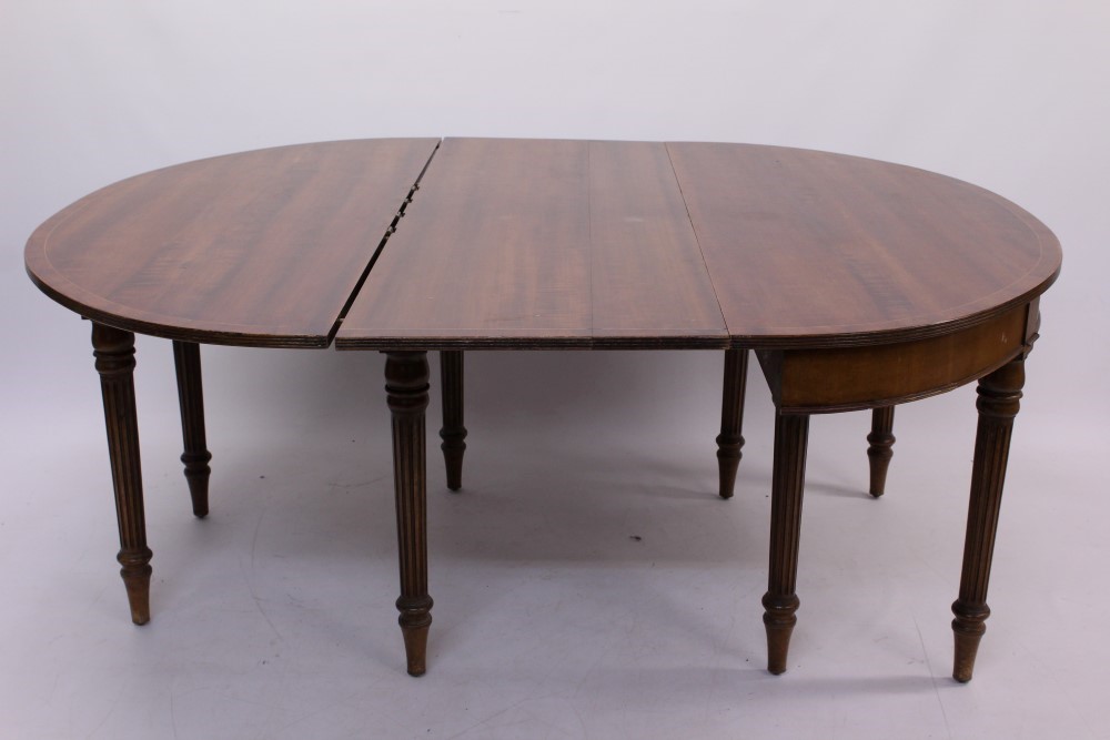 Regency-style patent mahogany crossbanded extending dining table, - Image 6 of 7