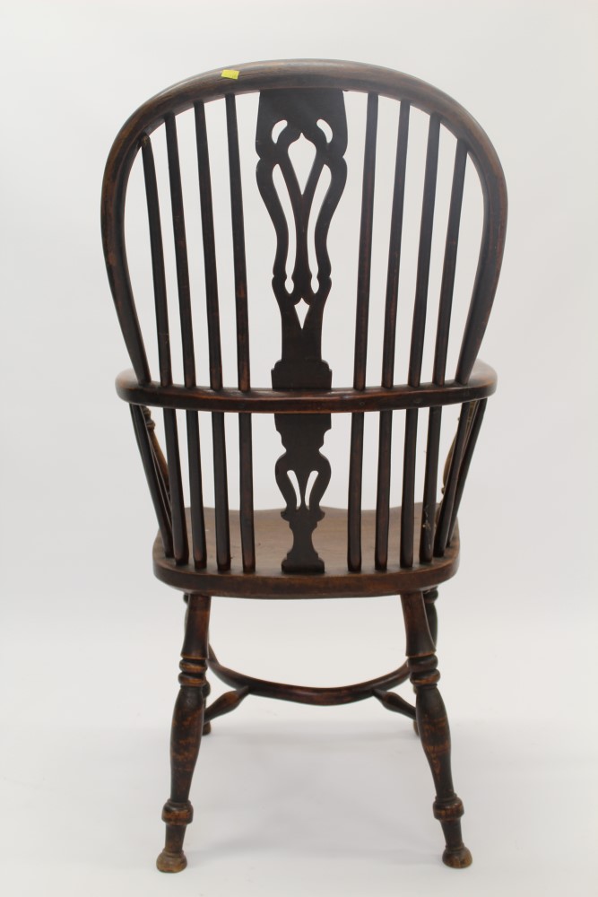 Good 19th century yew and elm Windsor chair with pierced vase-shaped splat and saddle seat on - Image 4 of 4