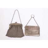 Early 20th century Continental silver mesh purse with spot-hammered frame and suspension chain