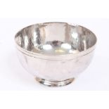 Edwardian silver sugar bowl of circular form, with spot-hammered finish and reeded border,