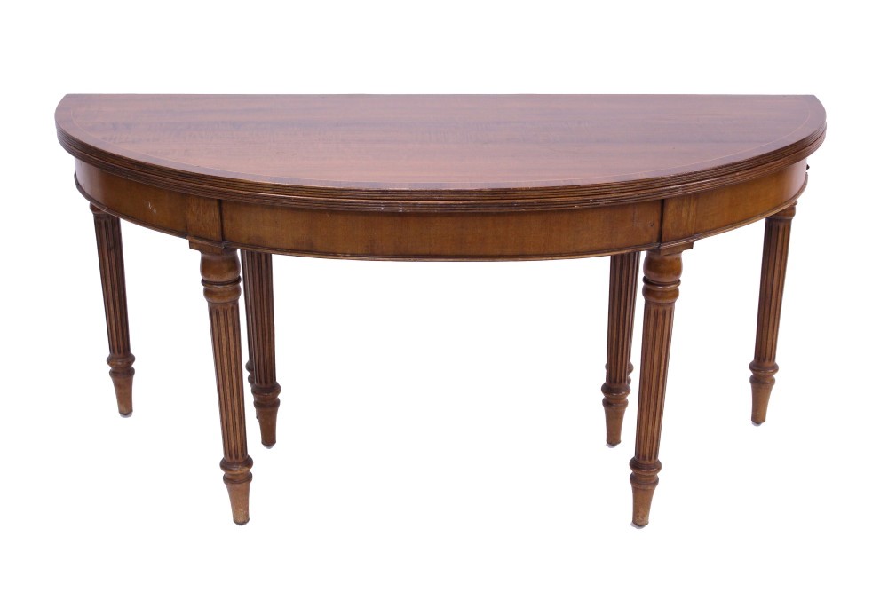 Regency-style patent mahogany crossbanded extending dining table,