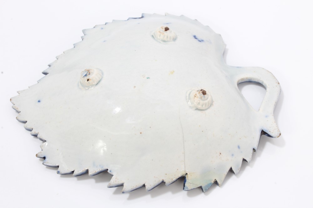 Unusual 18th century Wedgwood leaf-shaped blue and white cream boat with stalk handle - impressed - Image 7 of 12