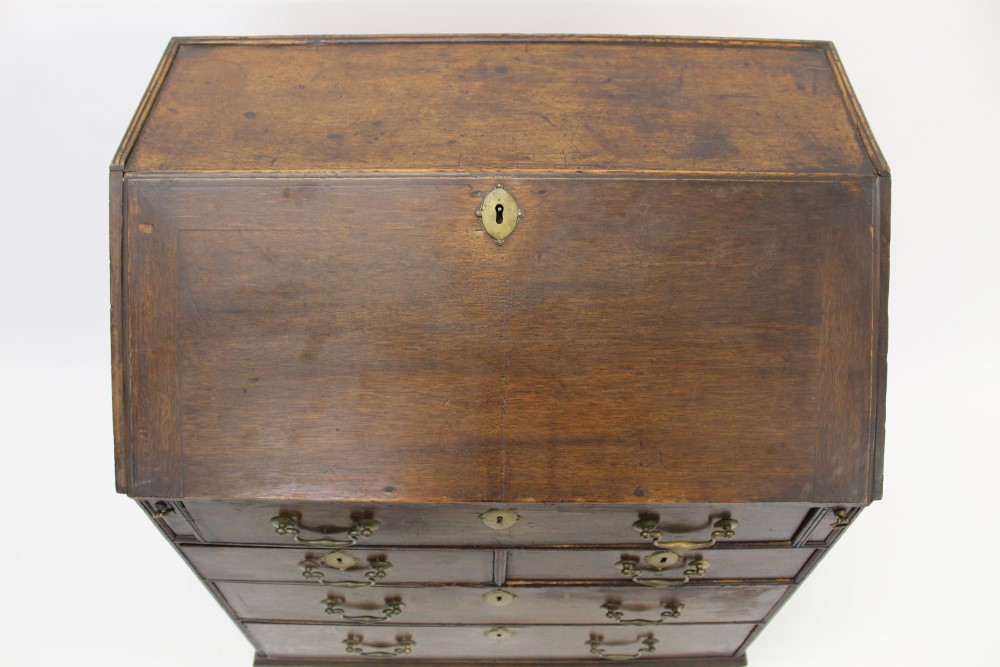 Mid-18th century oak bureau of small proportions, - Image 2 of 6