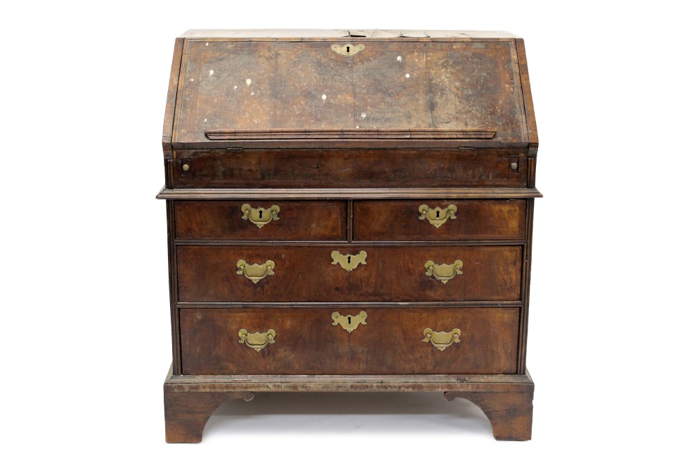 Early 18th century walnut crossbanded and feather-banded bureau with hinged fall enclosing a fitted