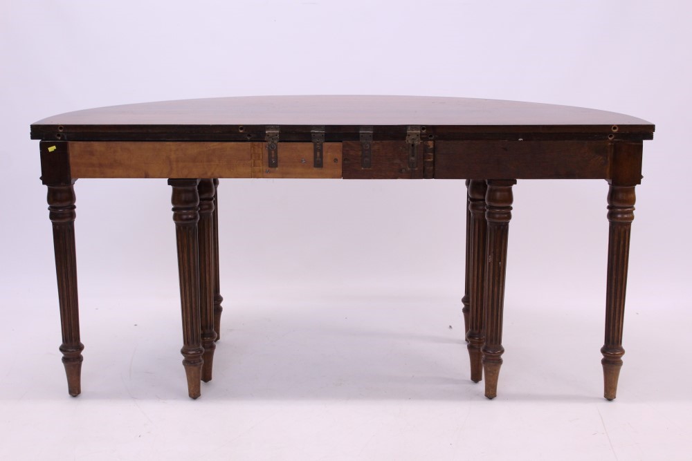 Regency-style patent mahogany crossbanded extending dining table, - Image 7 of 7