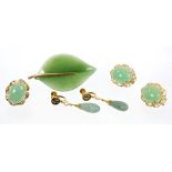 Group of 14ct gold mounted green jade jewellery - to include a leaf brooch,