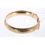 9ct gold hinged bangle with floral engraved decoration (London 1960) CONDITION REPORT