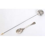 Late 19th / early 20th century Chinese silver hat pin of globular form,