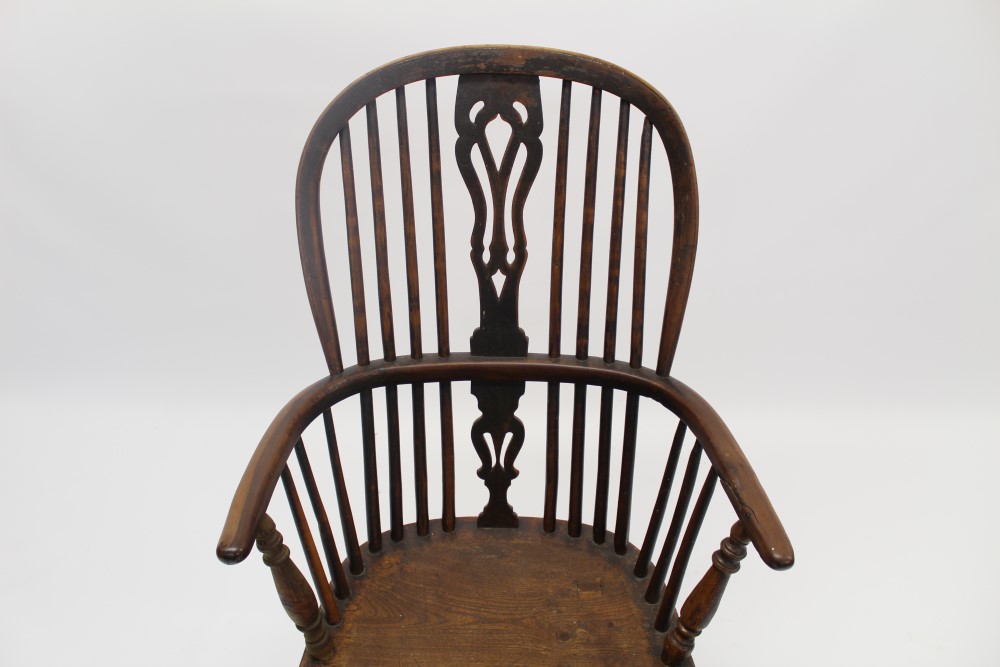 Good 19th century yew and elm Windsor chair with pierced vase-shaped splat and saddle seat on - Image 2 of 4