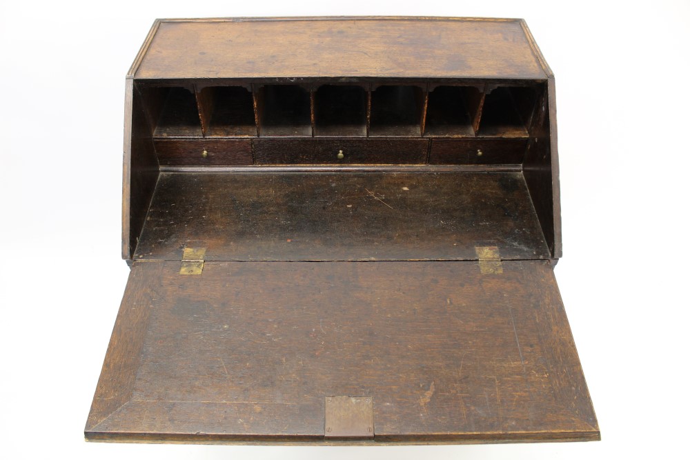 Mid-18th century oak bureau of small proportions, - Image 3 of 6