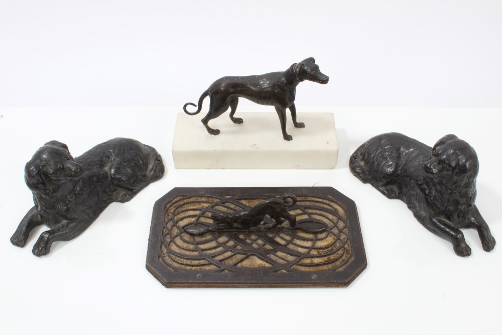 19th century bronze hound on marble plinth, 14.