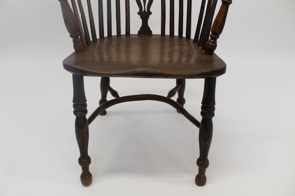 Good 19th century yew and elm Windsor chair with pierced vase-shaped splat and saddle seat on - Image 3 of 4