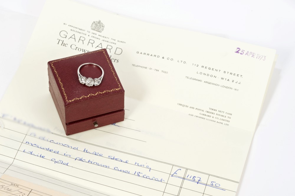 Fine diamond three-stone ring, with three brilliant cut diamonds in claw setting, - Image 4 of 4