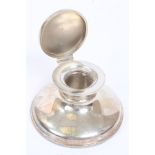 George V Asprey silver inkwell of capstan form, with clear glass ink reservoir and hinged cover,