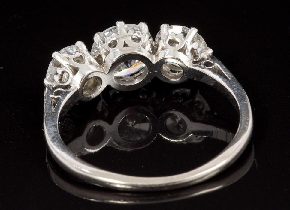 Fine diamond three-stone ring, with three brilliant cut diamonds in claw setting, - Image 3 of 4