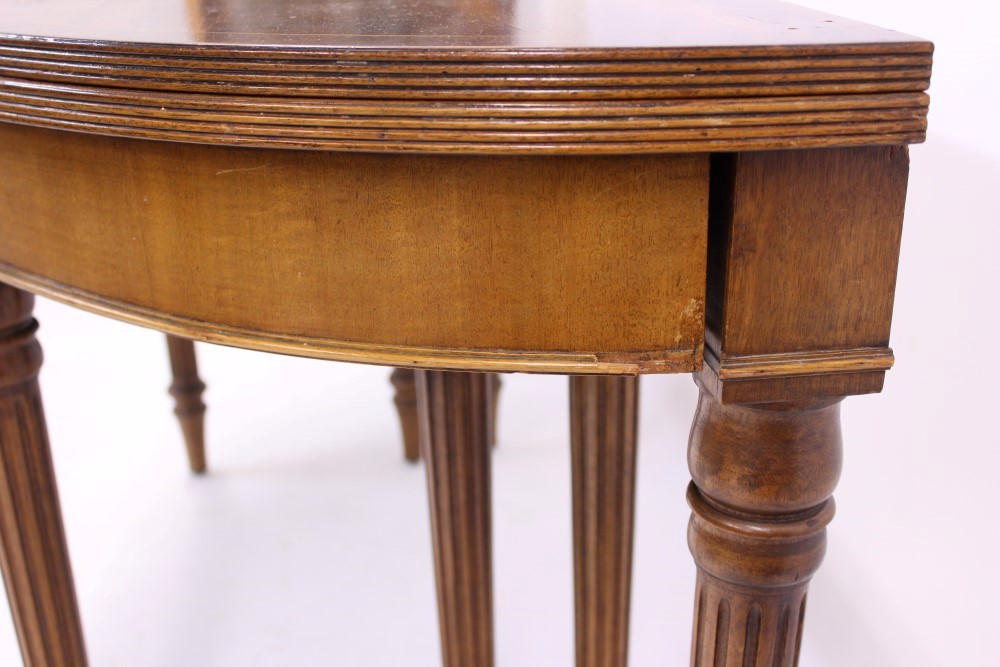 Regency-style patent mahogany crossbanded extending dining table, - Image 4 of 7