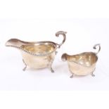 Fine quality George V silver sauce boat in the Georgian style, with gadrooned border,