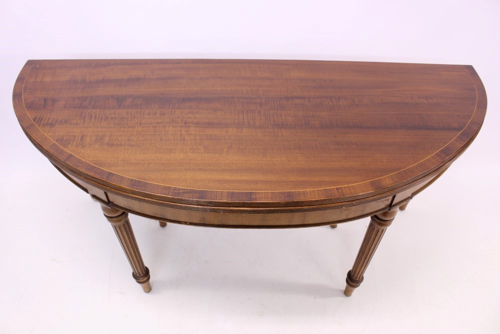 Regency-style patent mahogany crossbanded extending dining table, - Image 2 of 7