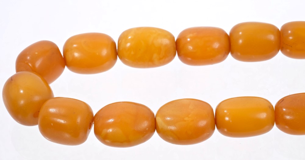 Old amber necklace with a string of twenty-one graduated oval butterscotch amber beads, - Image 2 of 2