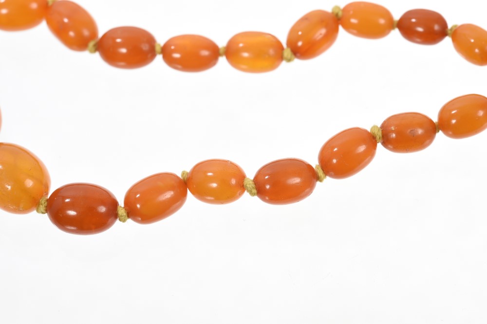 Old amber necklace with a string of graduated butterscotch amber beads measuring 19mm - 6mm, - Image 2 of 2