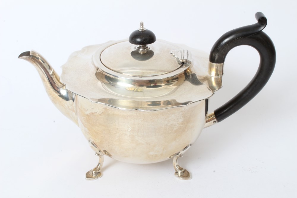 1920s silver three piece tea set - comprising teapot of cauldron form, with flared shaped border, - Image 2 of 9