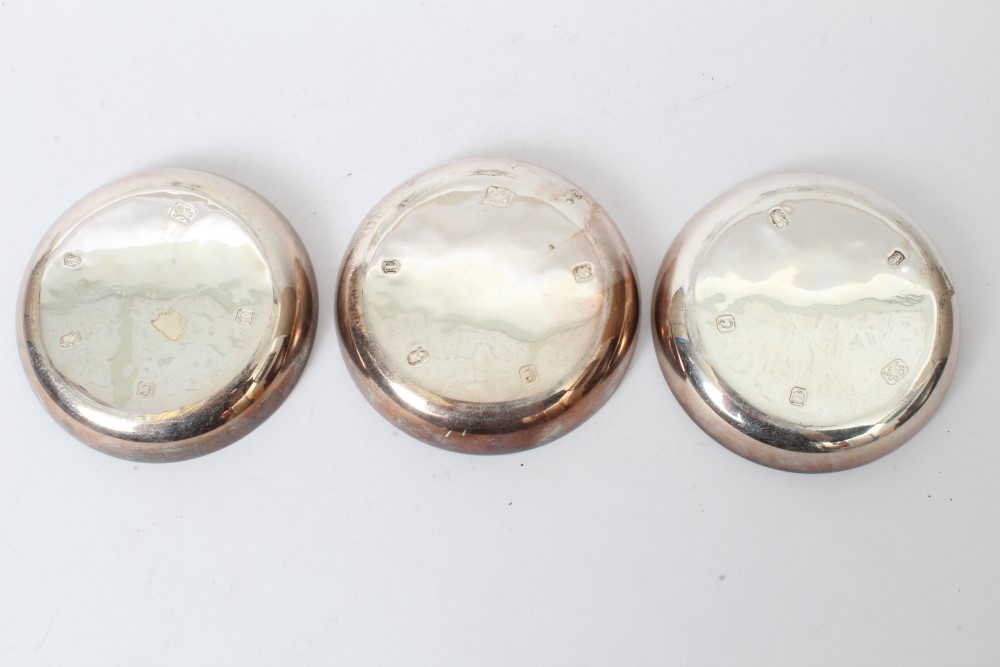 Set of nine contemporary silver dishes of circular form, - Image 3 of 4