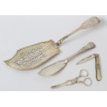 George IV silver fiddle pattern fish slice with pierced blade and engraved monogram (London 1829),