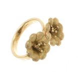 Gold dress ring with two textured gold flowers in a crossover design, stamped - 18ct.