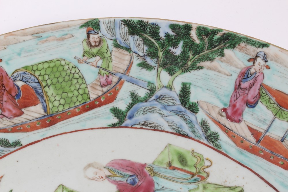 19th century Chinese famille rose porcelain charger with polychrome painted court scenes and figure - Image 6 of 9