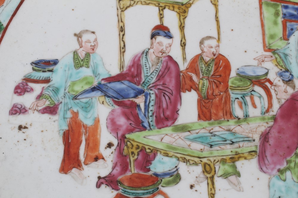 19th century Chinese famille rose porcelain charger with polychrome painted court scenes and figure - Image 2 of 9