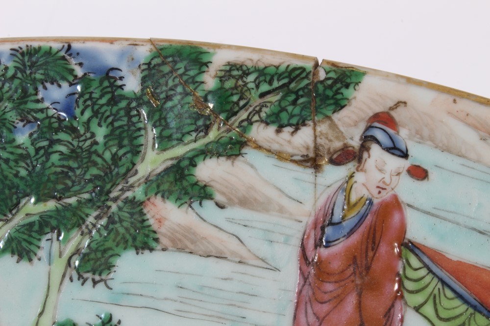 19th century Chinese famille rose porcelain charger with polychrome painted court scenes and figure - Image 7 of 9