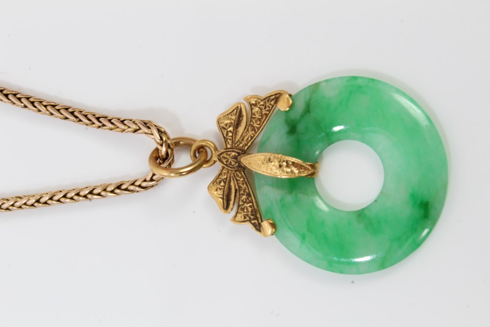 Chinese green jade pendant with gold mounts, on chain, - Image 3 of 6