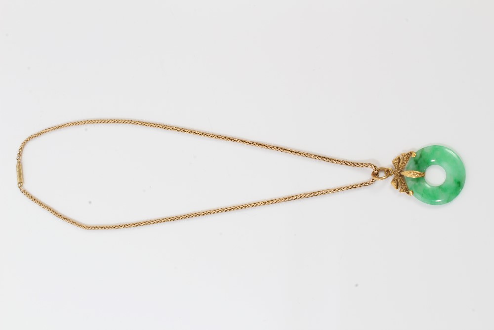 Chinese green jade pendant with gold mounts, on chain, - Image 2 of 6