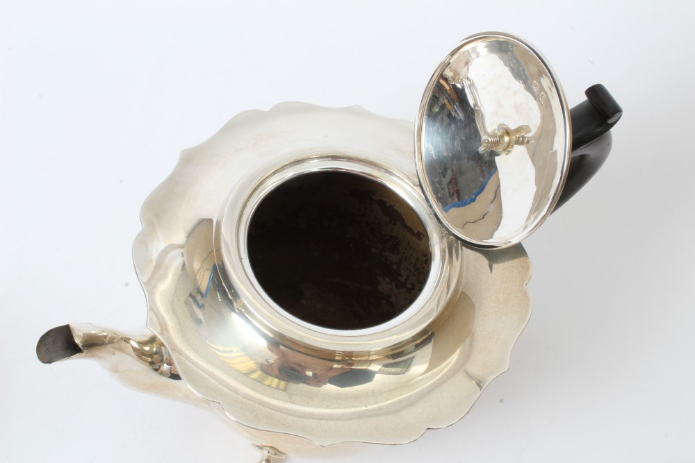 1920s silver three piece tea set - comprising teapot of cauldron form, with flared shaped border, - Image 4 of 9