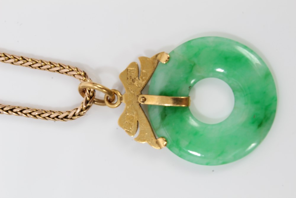 Chinese green jade pendant with gold mounts, on chain, - Image 4 of 6